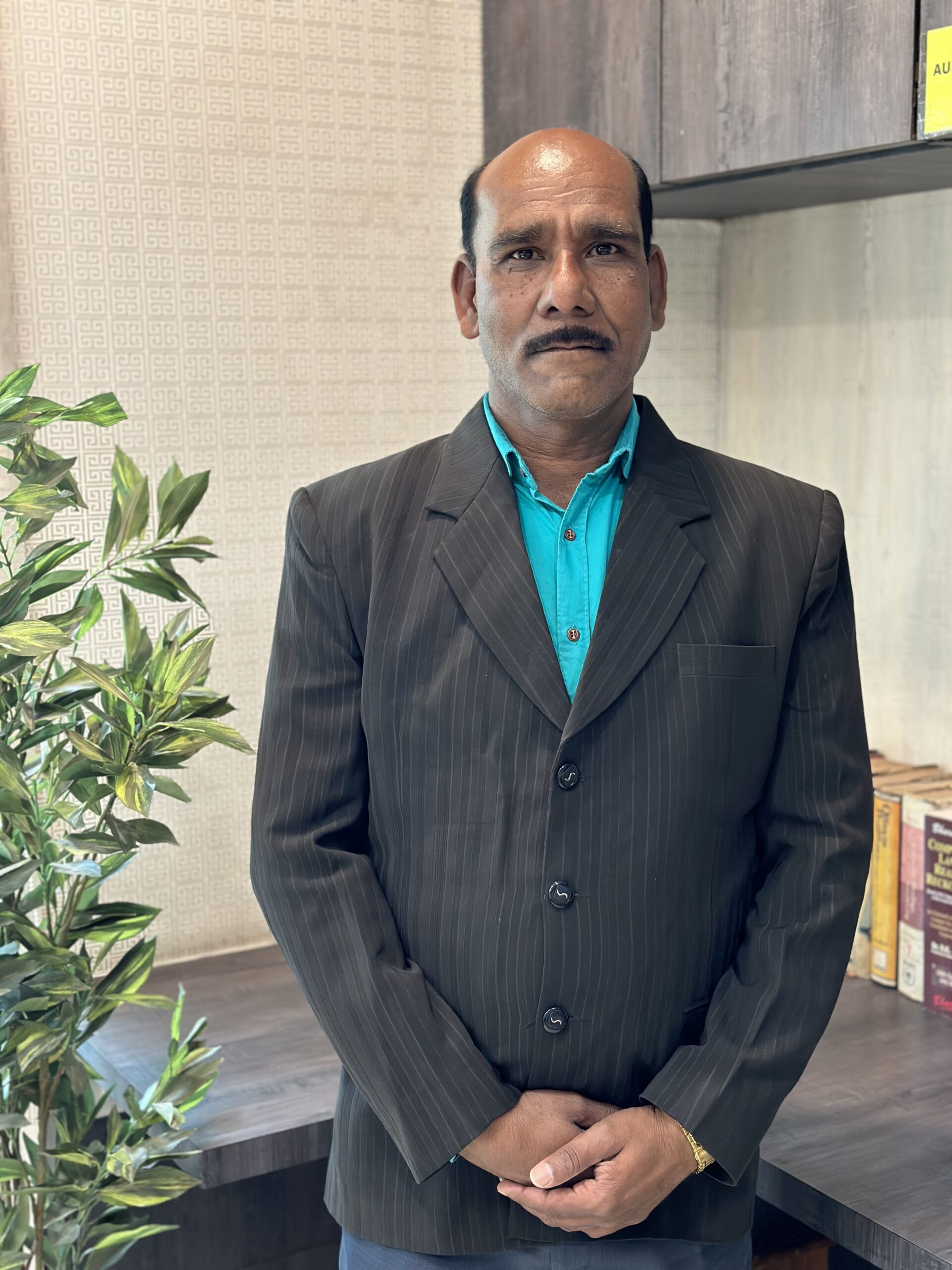 Umesh Soni <br>(B.Com, LL.B.)